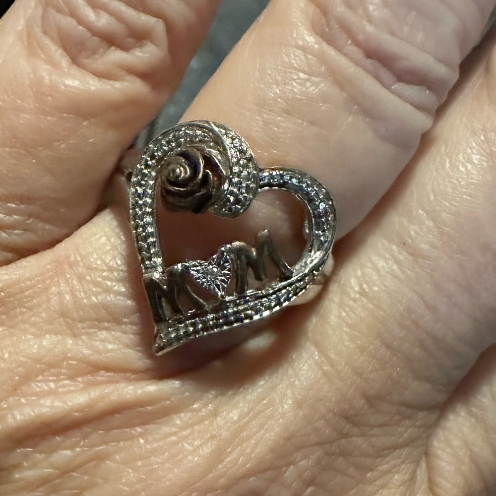 Heart-Shaped Silver 'Mom' Ring